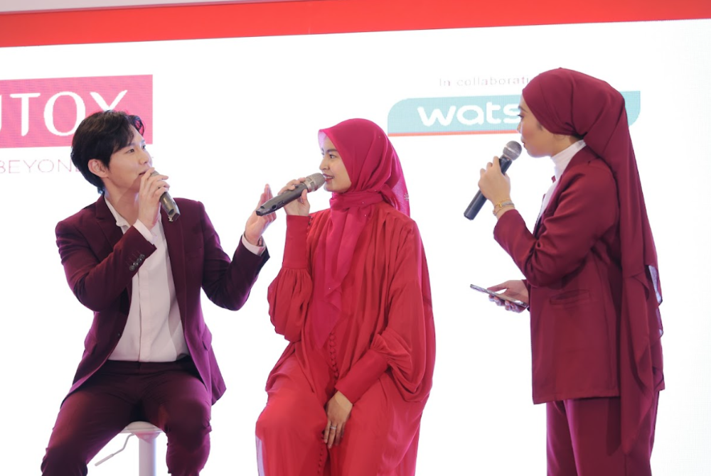 Local singer Wany Hasrita and Korean celebrity Jang Han Byul at the launch of Nutox's new Youth Restoring Range. 