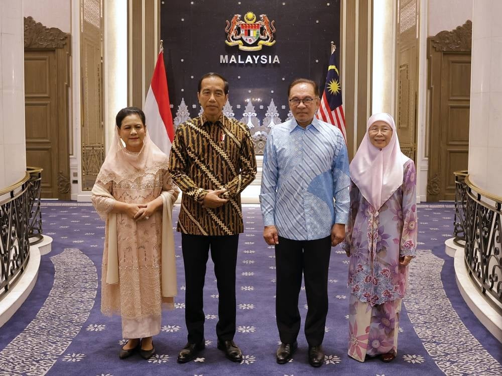 Prime Minister Datuk Seri Anwar Ibrahim and wife Datuk Seri Dr Wan Azizah Wan Ismail along with Indonesian President Joko Widodo and his wife Iriana Joko Widodo at Seri Perdana earlier today. Photo by Bernama.