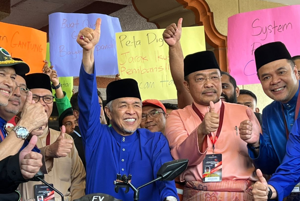 Umno President Datuk Seri Ahmad Zahid Hamidi (third from right) with the Malaysia E-Hailing Coalition today. (Photo by Kousalya Selvam)