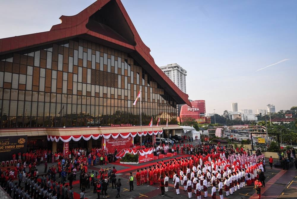 Delegates urged the party leadership to take prompt action to restore Umno’s strength and to return to championing people’s rights, especially for the Malays. - BERNAMA