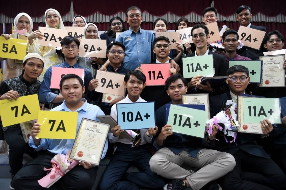 Students from Sekolah Menengah Kebangsaan Tuanku Muhammad posing with Negeri Sembilan Education Director Dr Roslan Hussin (sixth from left in the back) with students during SPM result day on June 8, 2023. (BERNAMA PHOTO)