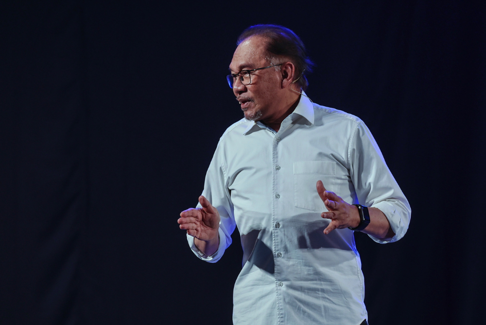 Anwar at the Temu Anwar@USM programme at Dewan Tuanku Syed Putra, Universiti Sains Malaysia (USM), here, on Sunday. Photo: BERNAMA
