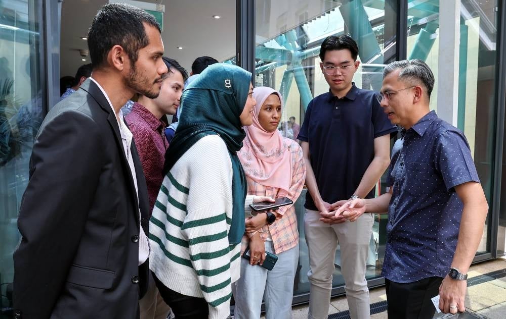 Communications and Digital Minister Fahmi Fadzil meeting Malaysian students in London before attending the London Tech Week. He is currently in London leading the Malaysian delegation to London Tech Week, which will be opened by UK Prime Minister Rishi Sunak and the Mayor of London Sadiq Khan on Monday morning. - BERNAMA