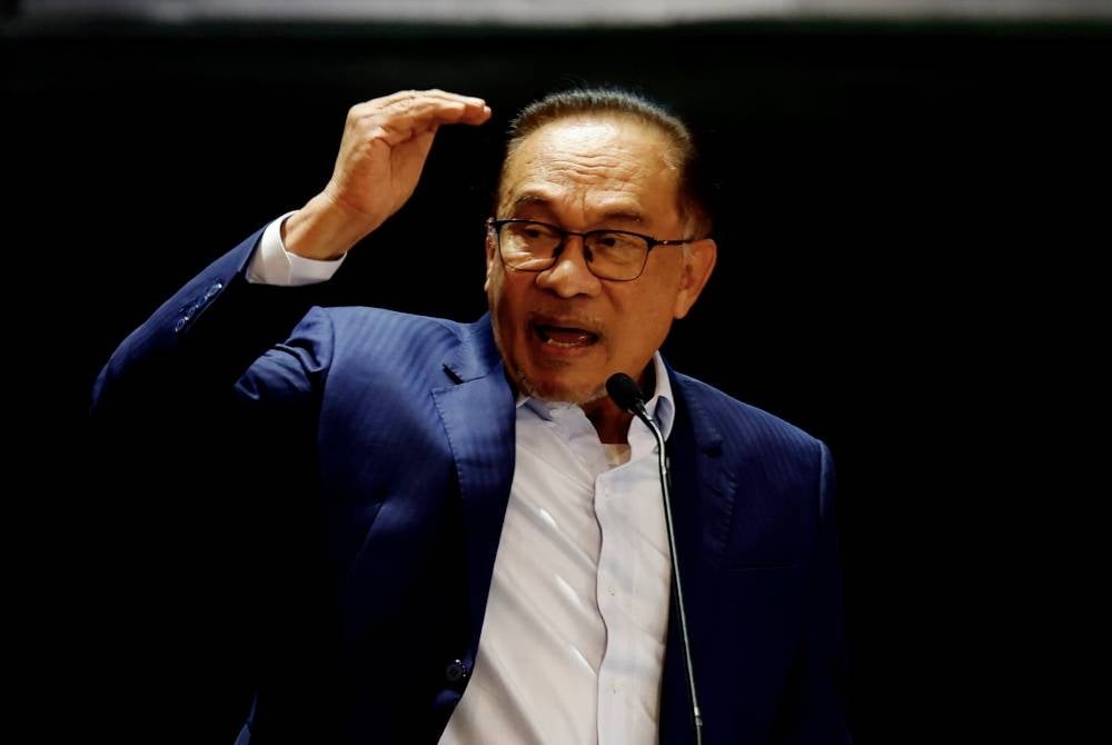 Prime Minister Datuk Seri Anwar Ibrahim speaking at at the Prime Minister’s special mandate for Selangor civil servants at the Perak Jubilee Hall, Sultan Abdul Aziz Shah Building, today. - BERNAMA