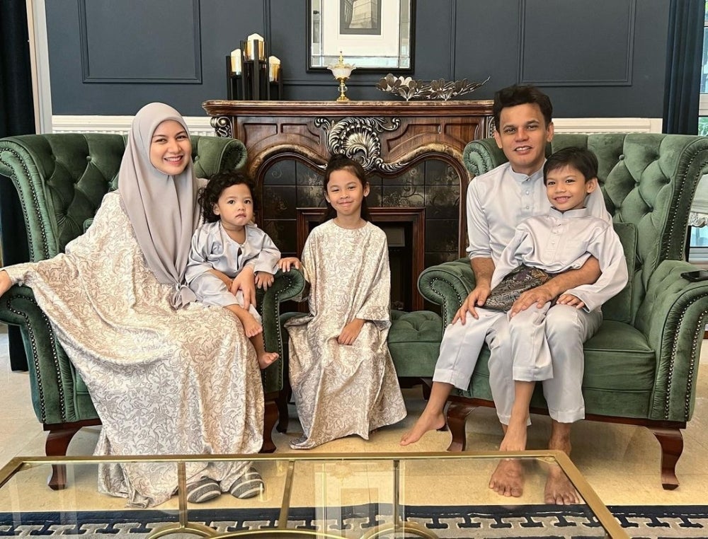  Datin Lisa Surihani and Datuk Yusry Abd Halim with her family. - FILEPIC