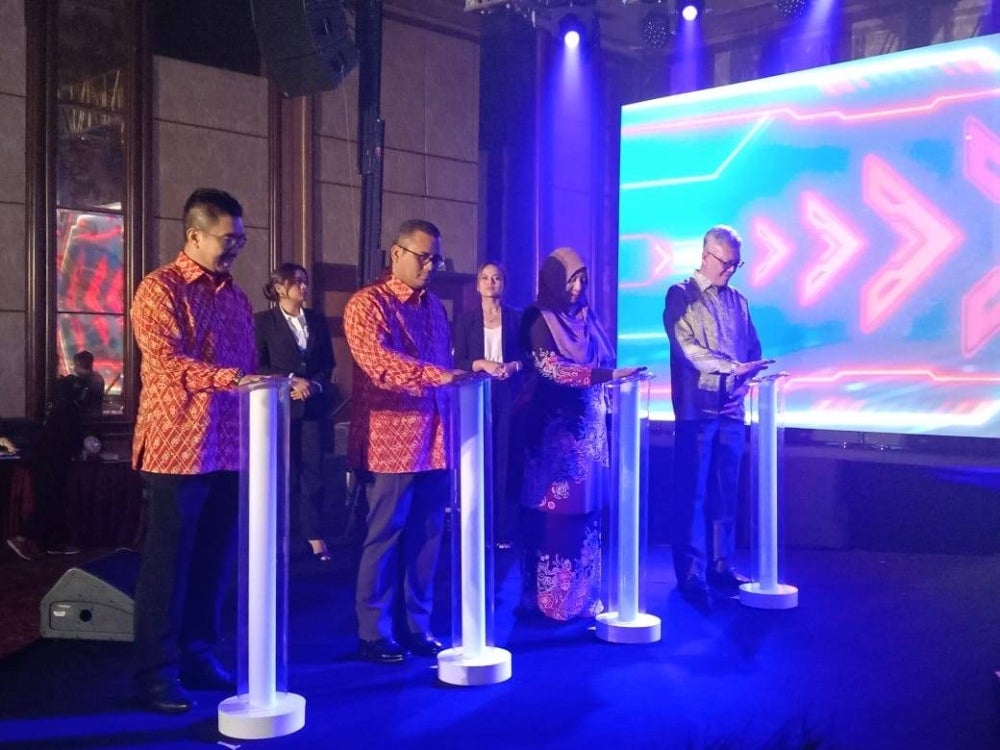 Eddie Ahmad (first left) accompanying the Menteri Besar (third on the right) inaugurating Selangor Education Strategic Action Plan at a hotel in Subang Jaya on Tuesday.