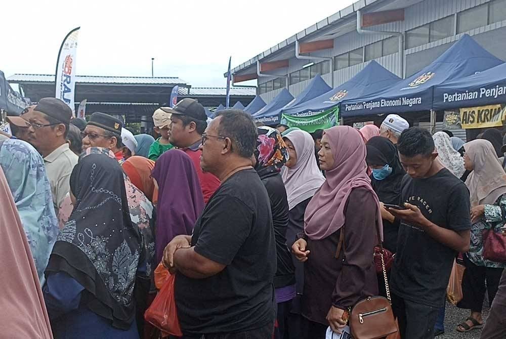 The public lining up to purchase chicken at the Bazar Rakyat Agro Johor in Rengit.