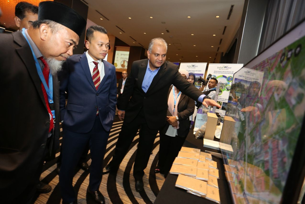 Natural Resources, Environment and Climate Change Minister Nik Nazmi Nik Ahmad visiting Indah Water Konsortium’s booth at the Water Malaysia Conference and Exhibition 2023