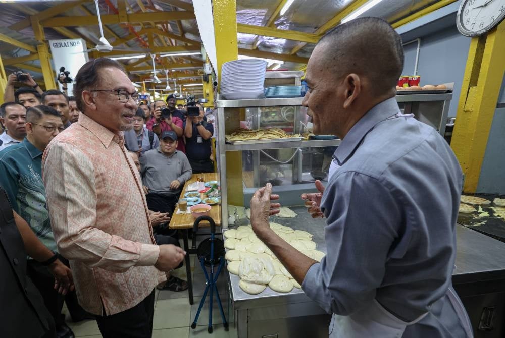 Anwar at Jalan Tuanku Abdul Rahman Lestari Niaga@Kuala Lumpur in Chow Kit on Thursday - Bernama Pix