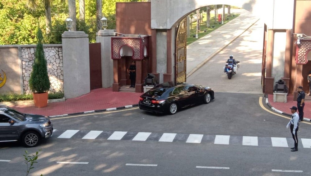 Selangor Menteri Besar Datuk Seri Amirudin Shari in his official vehicle escorted by police arriving at the palace around 5pm.