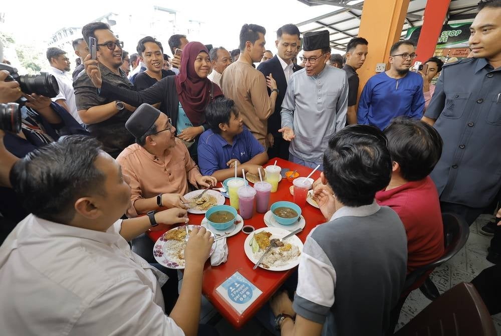 Anwar also spent time mingling with other customers and posed for pictures. - BERNAMA