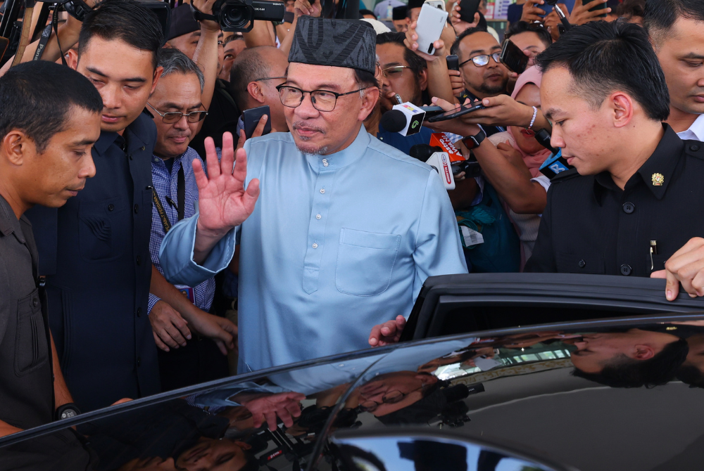Anwar leaving Masjid Raja Haji Fisabilillah after performing Friday prayer. Photo: BERNAMA