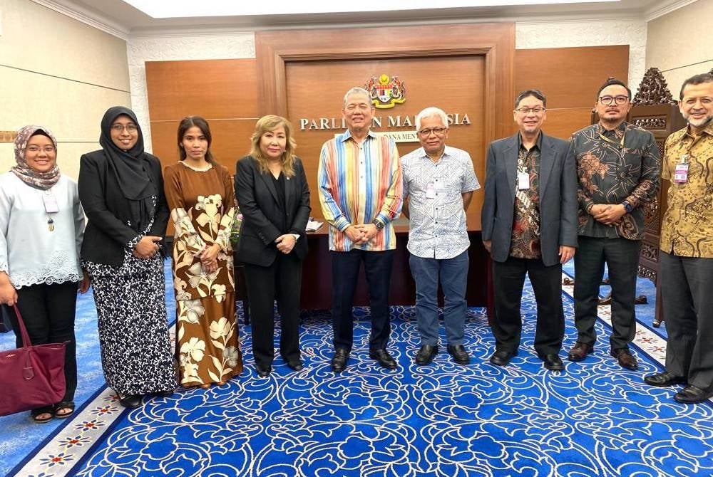 Fadillah (centre) posing with KRPPM-IGAR members after a meeting at the Parliament on Thursday - FILE PIX 