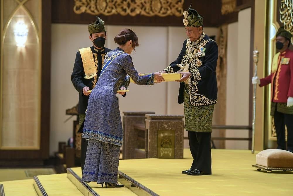 Che Puan Nur Julie (left) was conferred the Darjah Seri Setia Sultan Sallehuddin Kedah Yang Amat Dihormati (SSSK) which carries the Datuk Seri Diraja title. - BERNAMA 