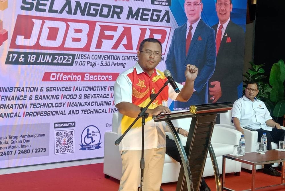 Amirudin giving a speech at Selangor Mega Job Fair 2023, today.