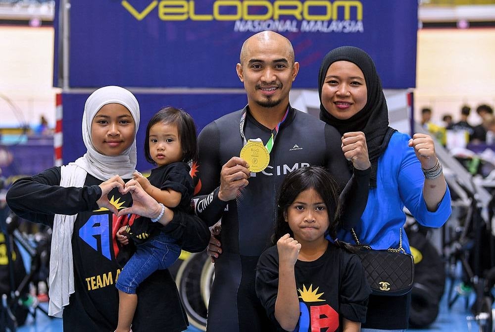 Azizulhasni photographed with his wife and children after he won the double gold at the Asian Track Cycling Championships (ACC) at the National Velodrome in Nilai - Photo: BERNAMA
