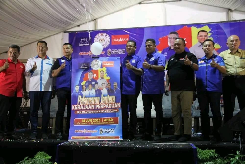 Lokman (fifth right) launches Sungai Panjang Unity Government machinery last night 