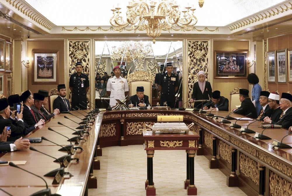KLANG, June 19 - The Sultan of Selangor Sultan Sharafuddin Idris Shah (seated in the middle) witnessing Selangor Menteri Besar Datuk Seri Amirudin Shari (seated fifth from right) signing the proclamation the 13th Selangor state legislative assembly dissolution for the state election at Istana Alam Shah today. - BERNAMA photo (2023) COPYRIGHT RESERVED