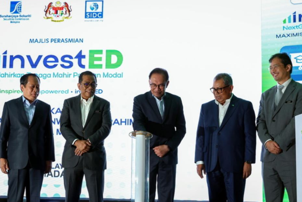 Anwar (centre) said that the initiative is expected to overcome the shortage of skilled workers in the capital market.