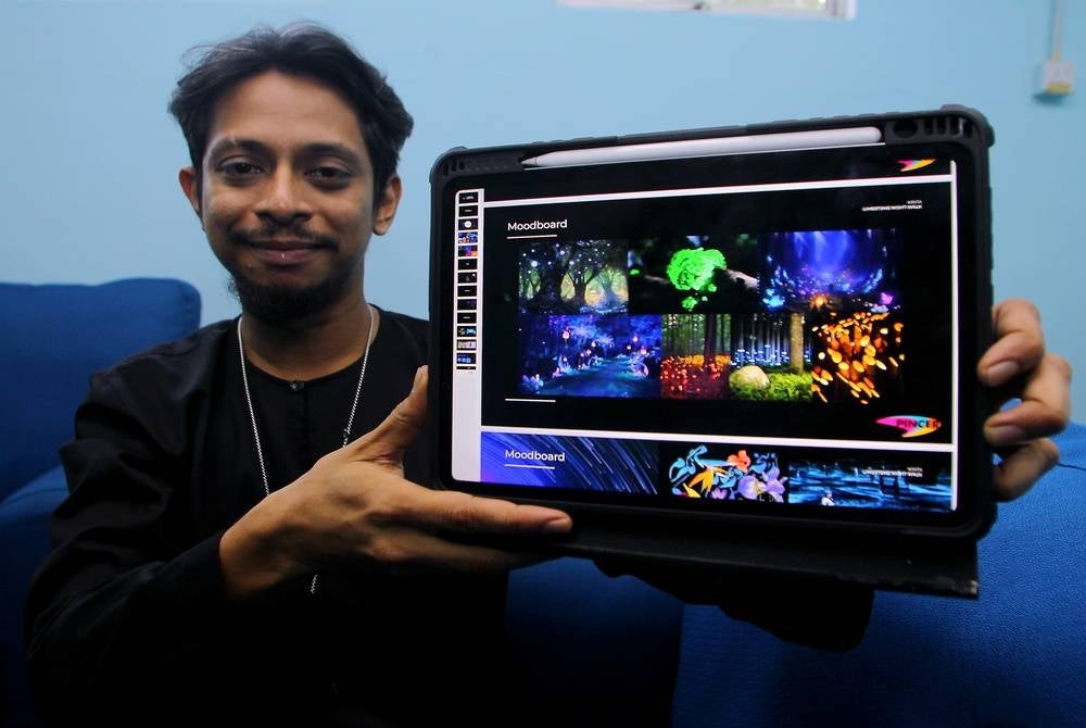 IPOH, June 20 - Pincer MBI Studio creative director Mohamad Nadhir Zuhair Mohamad Nozi showing the Kinta Limestone Nightwalk light mapping project which will be a new tourism product in Ipoh. - BERNAMA photo (2023) COPYRIGHT RESERVED