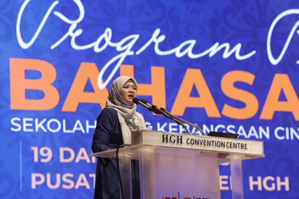 Education Minister Fadhlina Sidek delivering a speech at the Malay Language Empowerment Programme for Kuala Lumpur and Selangor Chinese (SJKC) and Tamil (SJKT) Schools today. - BERNAMA