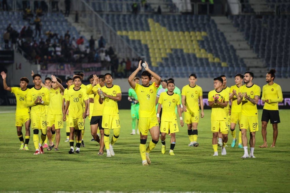 Harimau Malaya sharing their appreciation towards fans in the Tier 1 international friendly at the Sultan Mizan Zainal Abidin Stadium here tonight. - Bernama PIX