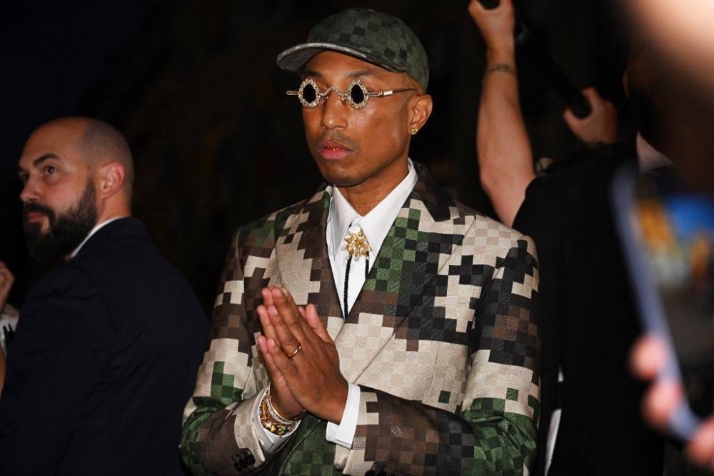 US Louis Vuitton' fashion designer and singer Pharrell Williams acknowledges the audience at the end of the Louis Vuitton Menswear Spring-Summer 2024 show as part of the Paris Fashion Week on the Pont Neuf, central Paris, on June 20, 2023. (Photo by STEFANO RELLANDINI / AFP)