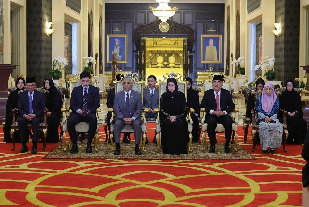 KUALA LUMPUR, June 21 - Yang di-Pertuan Agong Al-Sultan Abdullah Ri'ayatuddin Al-Mustafa Billah Shah and Raja Permaisuri Agong Tunku Azizah Aminah Maimunah Iskandariah before leaving for the Holy Land to perform haj at Istana Negara today. - BERNAMA photo (2023) COPYRIGHT RESERVED