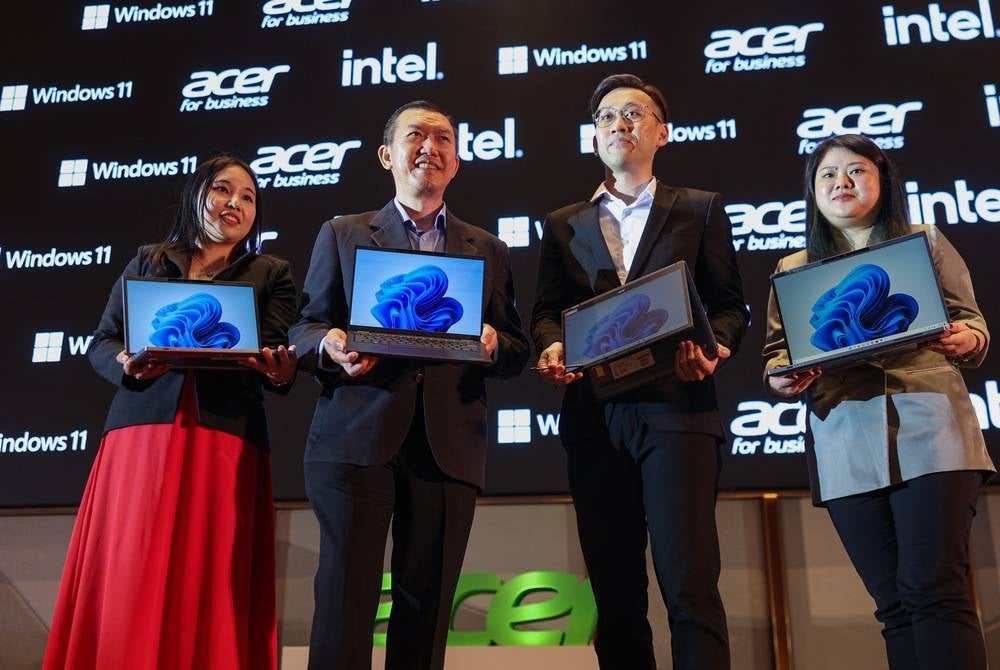 KUALA LUMPUR, June 21 - Acer Malaysia Products, Sales and Marketing General Manager, Chan Weng Hong (second,left) during the introduction of the new product from Acer Malaysia today.
Also present (from left) Product Manager for Acer Altos Product Phoenix Tan, Product Manager for Acer Commercial Product Zack Lew and Marketing Manager Acer Roseanne Ho.
- BERNAMA photo (2023) COPYRIGHT RESERVED
