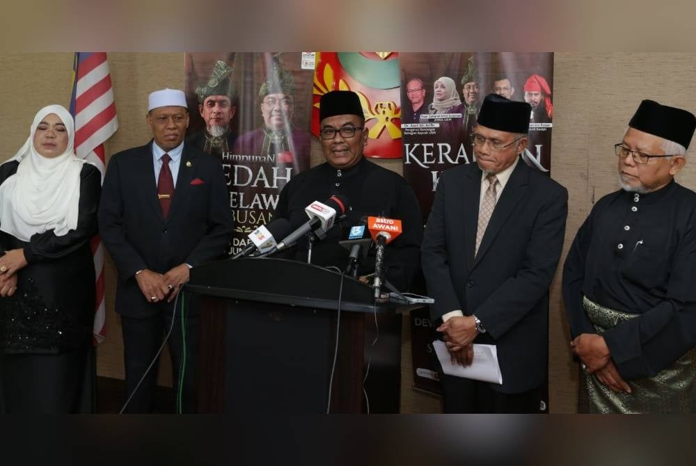 Datuk Seri Muhammad Sanusi Md Nor (middle) and Datuk Najmi Ahmad (second from the right) in a press conference at Wisma Darul Aman on Wednesday.