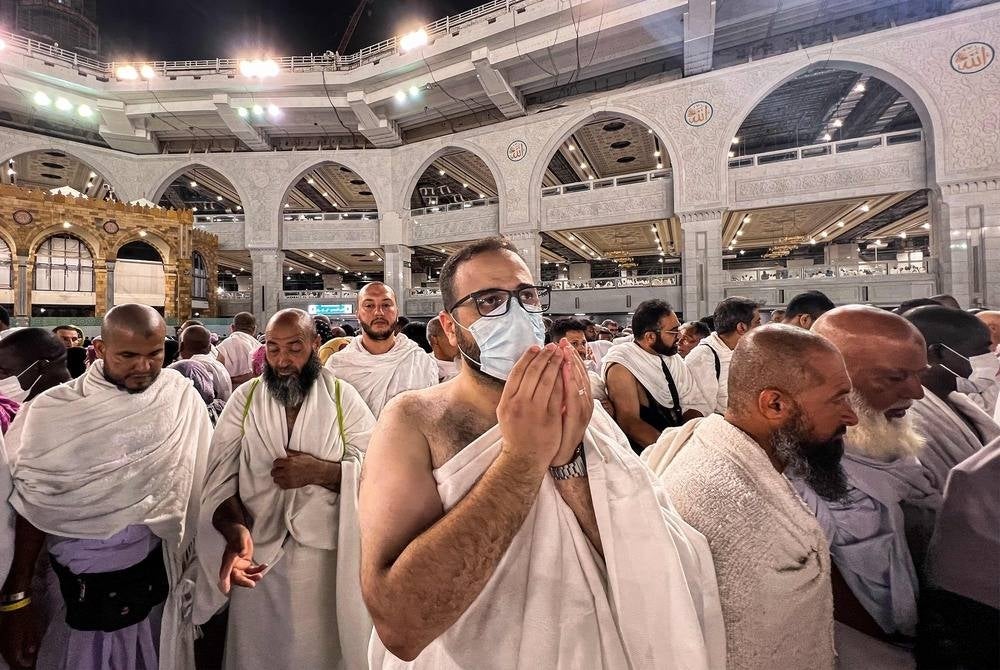 A Muslim pilgrim prays at the Grand Mosque in the holy city of Mecca on June 22, 2023, as they arrive for the annual Hajj pilgrimage. (Photo by Sajjad HUSSAIN / AFP)