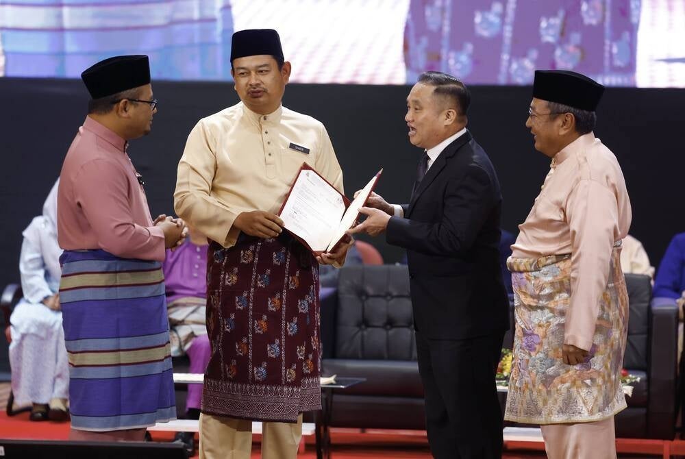 SHAH ALAM, June 23 - Selangor Menteri Besar Datuk Seri Amirudin Shari (left) witnessing the handing over of the Selangor State Assembly Dissolution Deed by the Speaker Ng Suee Lim (second from right) to the Selangor Election Commission director Shafie Taib (second from left) at the Monthly Assembly with Selangor Civil Servants and Community Leaders at the Perak Jubilee Hall, Sultan Abdul Aziz Building today. - BERNAMA photo (2023) COPYRIGHT RESERVED