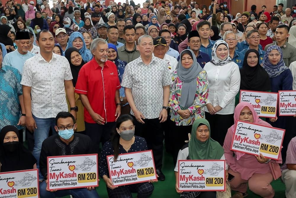 KUCHING, June 24 - Deputy Prime Minister Datuk Seri Fadillah Yusof (centre) posing for a commemorative photo with recipients after presenting MyKasih donation in conjunction with the Love My Neighbourhood Event in Petra Jaya today. - BERNAMA photo (2023) COPYRIGHT RESERVED