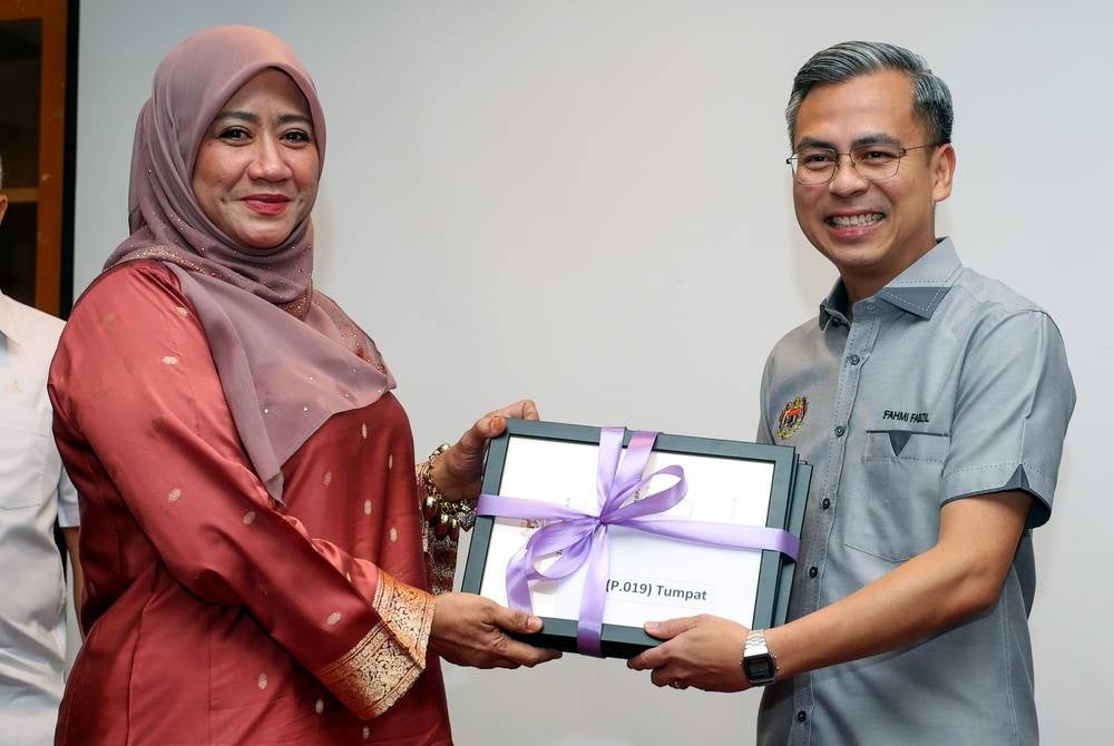 KOTA BHARU, June 24 - Communications and Digital Minister Fahmi Fadzil (right) presenting the deed for unity advisory panel chairman of Malaysian Family Digital Economy Centre (Pedi) Pengkalan Kubor to Mazalina Ibrahim at the Pedi Chairman Appointment Deed Handover Ceremony in Kelantan today. - BERNAMA photo (2023) COPYRIGHT RESERVED