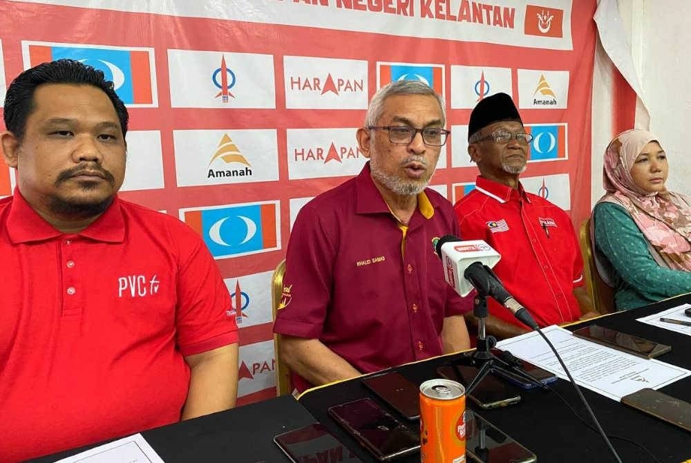 Kelantan Amanah chairman Khalid Abdul Samad (second from the left) in a press conference at the Kelantan Amanah Office, Kota Bharu on Saturday.