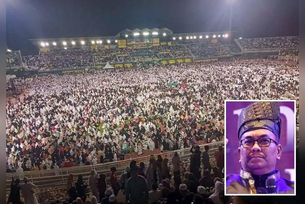People attending the Kedah Berselawat Berbusana Gathering at the Darul Aman Stadium, Alor Setar on Saturday night. (inset photo: Muhammad Sanusi) - FILE PIX