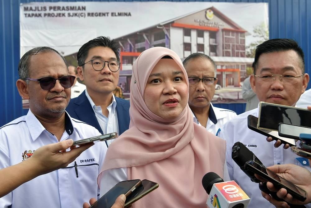 SHAH ALAM, June 26 - Education Minister Fadhlina Sidek (centre) answering media questions after Sekolah Jenis Kebangsaan (C) Regent Elmina site inauguration at Section U15 today. - BERNAMA photo (2023) COPYRIGHT RESERVED
