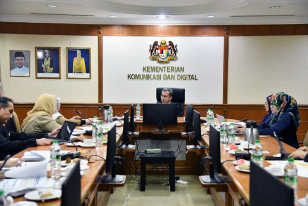 According to Fahmi, the discussion was held to analyse the findings from the four town hall sessions held with industry players including musicians, performers and filmmakers. - BERNAMA