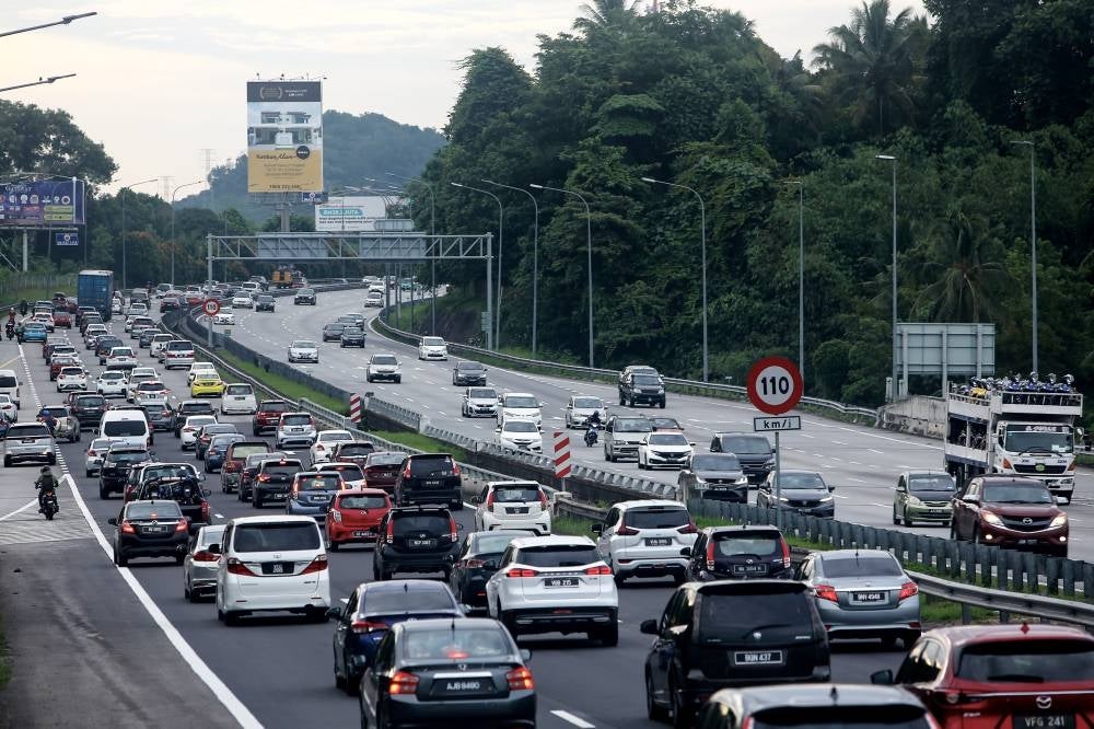  Highway users will be allowed to temporarily enter the SmartLane locations and drive on the emergency lane before being directed back to the main lanes to continue their journey. Photo for illustrative purposes only. Bernama FILE PIX