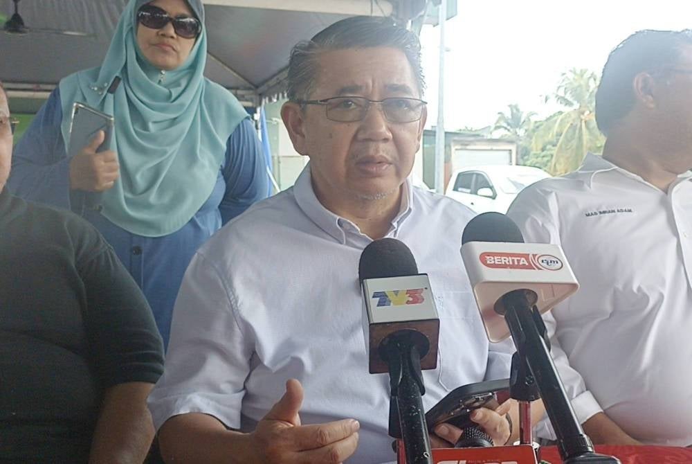 Salahuddin (centre) after handing over 200 goats for the Korban and Aqiqah Rahmah program at Econsave Muar Supermarket on Tuesday - FILE PIX 