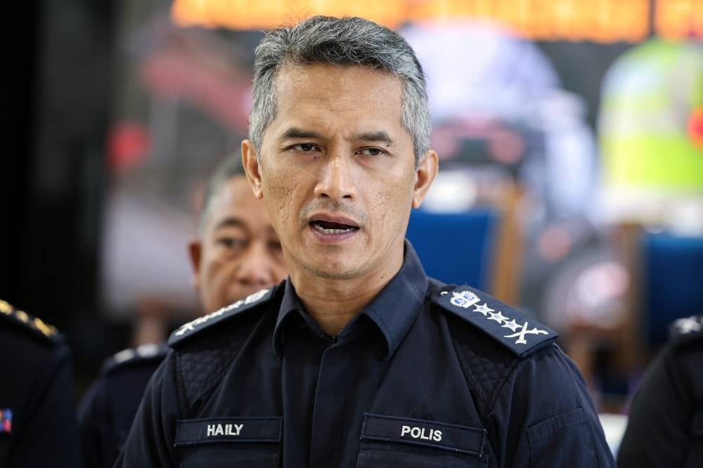 Shuhaily launched Police Obey Traffic Rules Operation participated by the other agencies, at the KL Police Contingent Headquarters here today. Photo by Bernama.