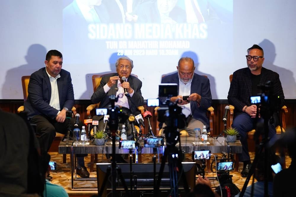Dr Mahathir during a press conference at Hotel Sama-Sama in KLIA on Wednesday. - Photo by Sinar/MOHD HALIM ABDUL WAHID
