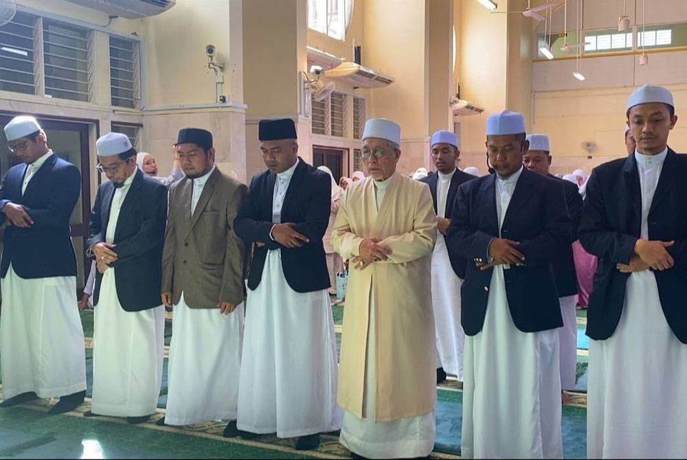 Kelantan Mufti Datuk Mohamad Shukri Mohamad (third, right) with participants performing solat sunat during the Arafah #QuranHour 1444H programme at the Sultan Muhammad II Mosque, Telipot, Kota Bharu on Wednesday.