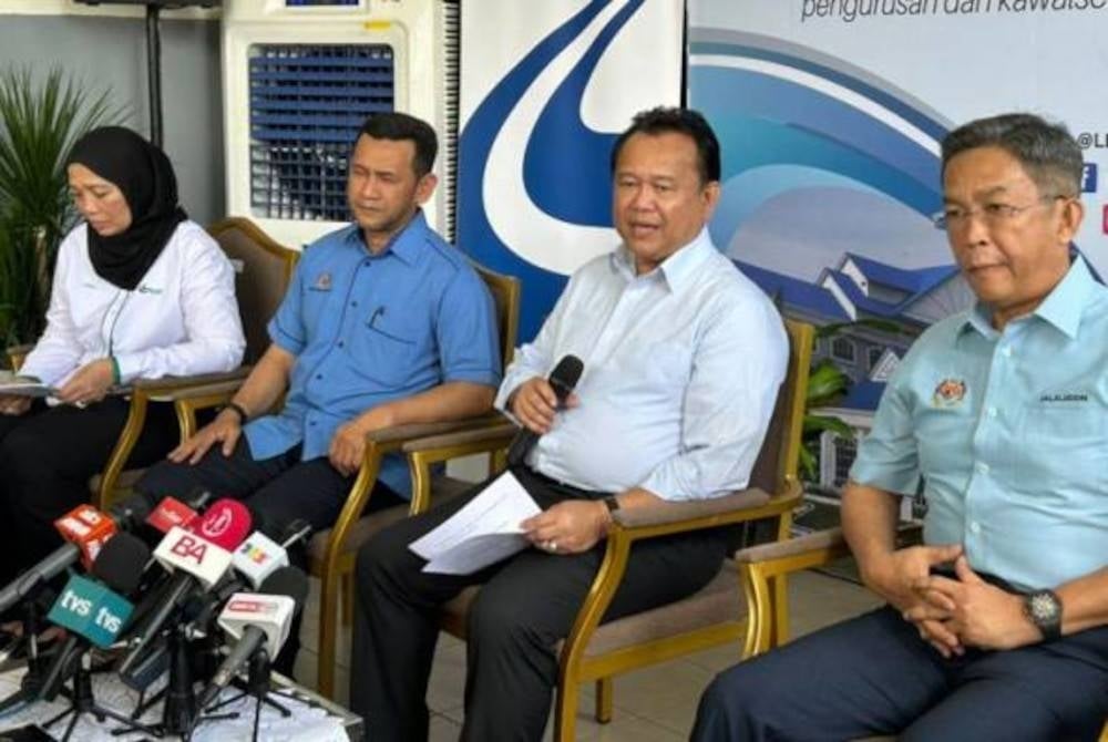 Works Minister Datuk Seri Alexander Nanta Linggi (second from the right) speaking on measures put in place during the festival - Photo by Awani
