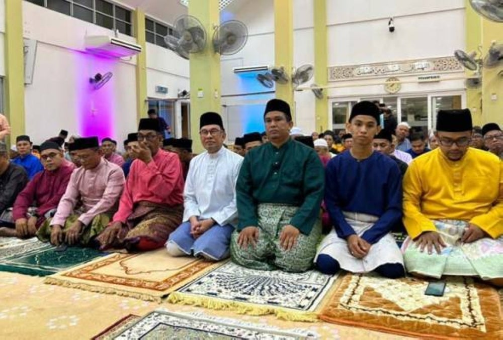 Prime Minister Datuk Seri Anwar Ibrahim today joined in the ‘takbir raya’ ceremony in conjunction with Hari Raya Aidiladha - AWANI