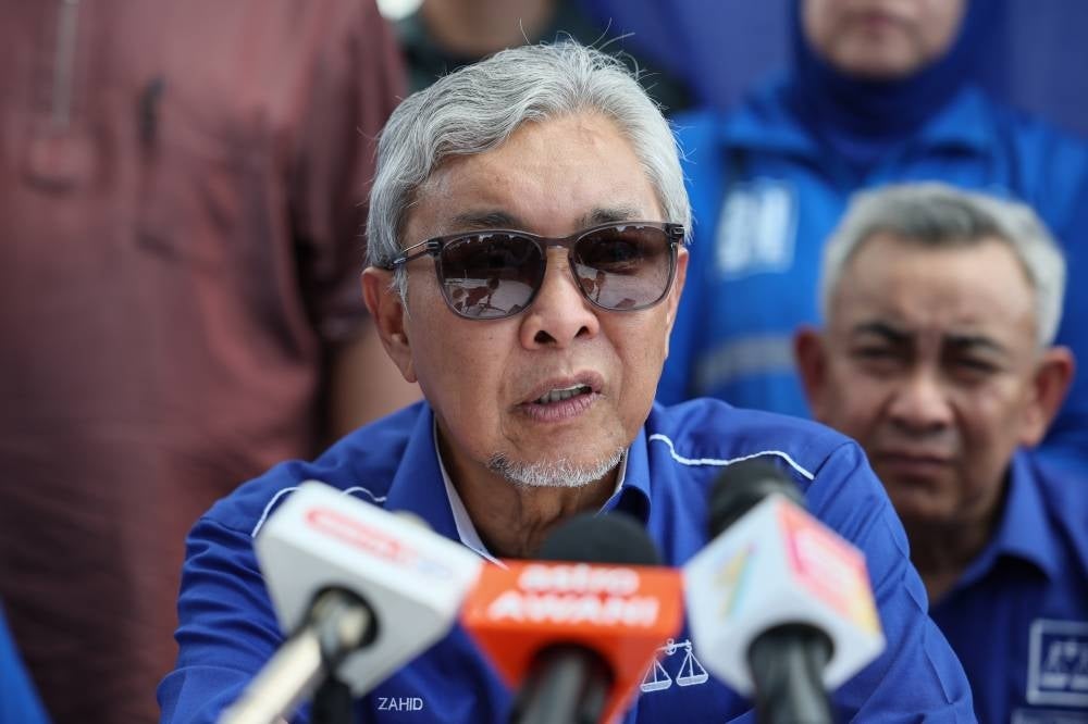 BN chairman Datuk Seri Ahmad Zahid Hamidi during a press conference at the Aidiladha ‘Korban Perdana’ sacrificial ceremony and people’s feast organised by BN at Pantai Penunjuk, Chukai, today. - Photo by Bernama