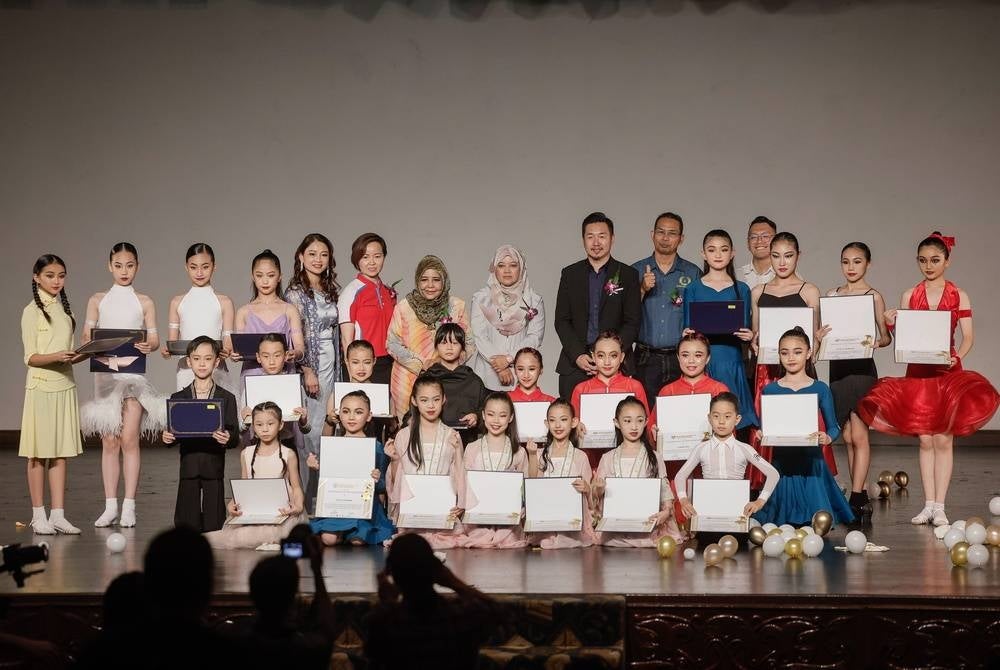 KUALA LUMPUR, July 1 - Malaysian Anti-Drug Association (Pemadam) Women, Family and Cure Bureau chairman Datuk Jamelah A Bakar (seventh from left) posing with dancers at the Malaysia-China Dance Cultural Exchange Performance at the Malaysian Tourism Centre (Matic) tonight. - BERNAMA photo (2023) COPYRIGHT RESERVED