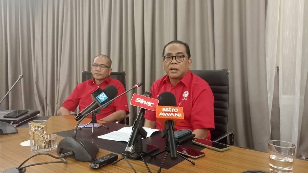 Khaled Nordin at press conference after chairing the Umno Liaison Meeting at Umno Johor headquarters on Sunday.