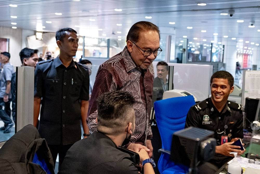 Anwar surveying KLIA Immigration on Sunday. - Photo by Prime Minister's Office