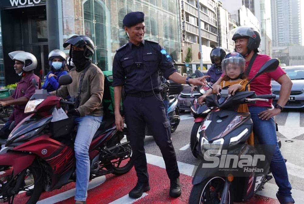 Shuhaily saying something to a road user during Kuala Lumpur Police Obey Traffic Rules Operation on Monday. - Photo: SINAR HARIAN/Rosli Talib.